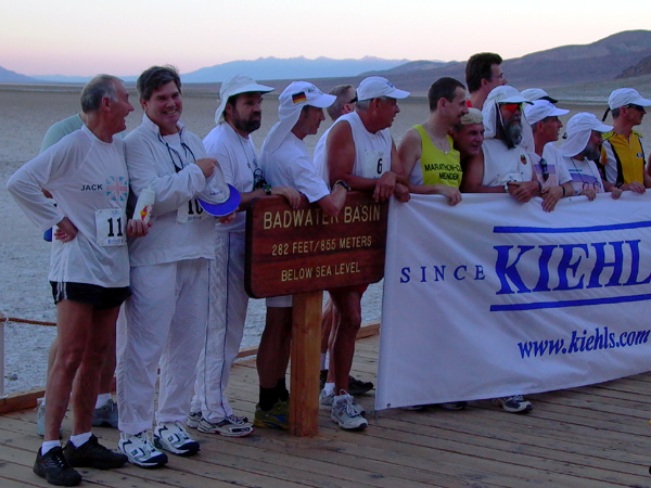 runEx Läufer vor Badwater-Schild