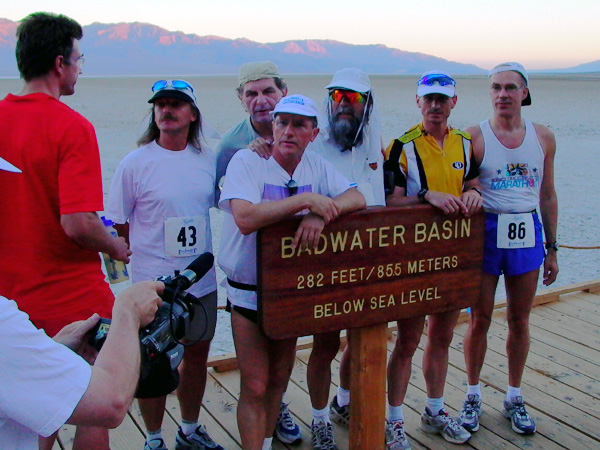 runEx-Läufer vor Badwater-Schild